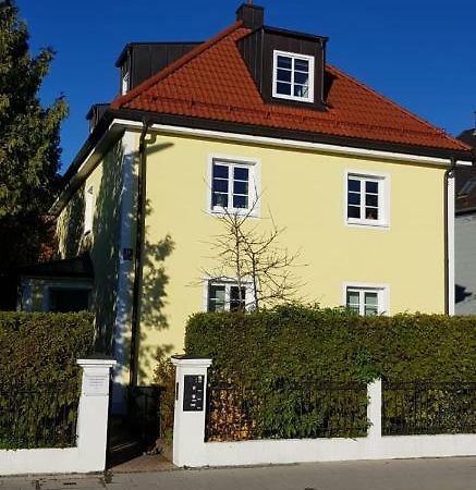 Helle Und Ruhige Dachgeschosswohnung Munchen Bagian luar foto