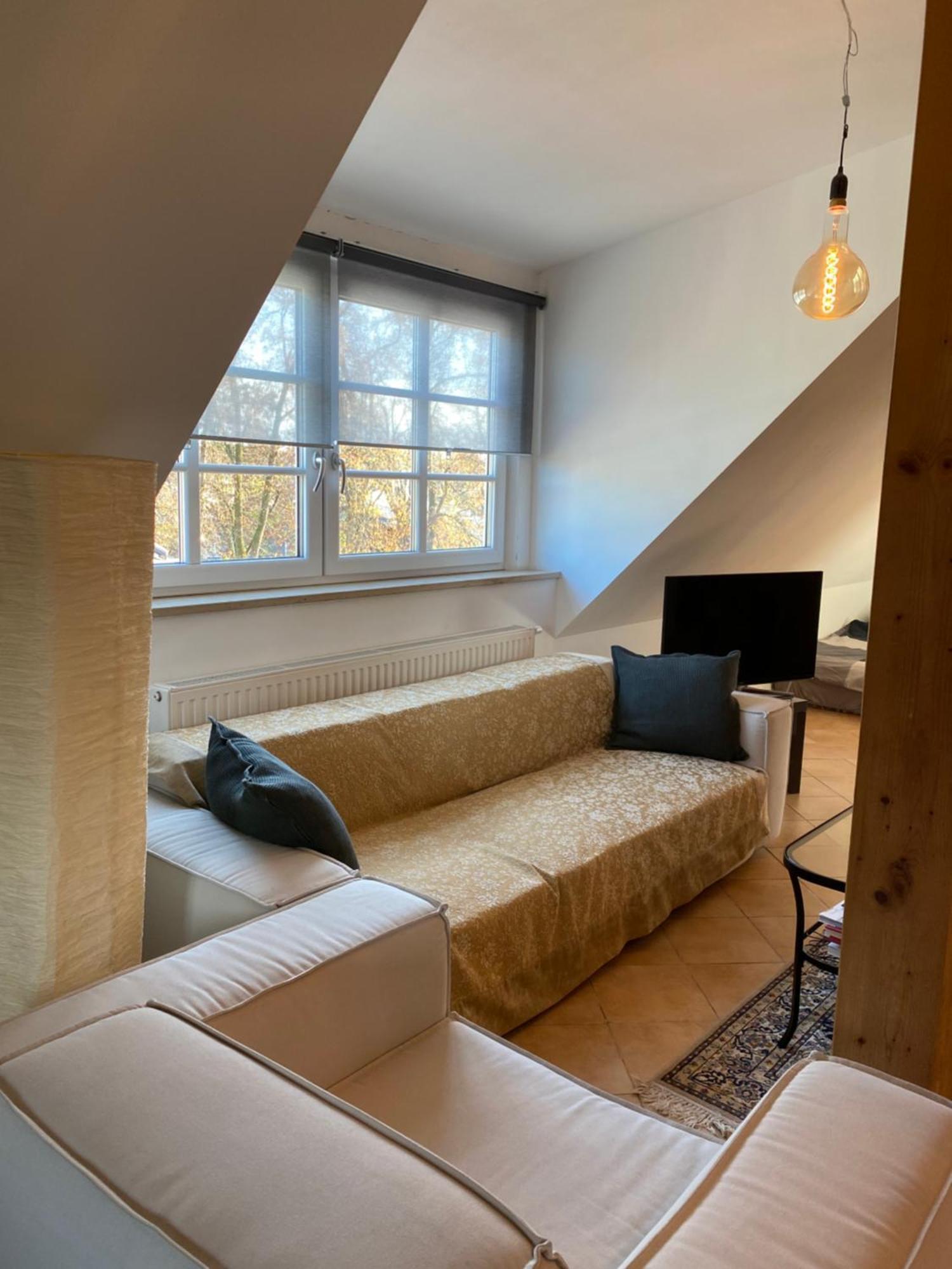 Helle Und Ruhige Dachgeschosswohnung Munchen Bagian luar foto