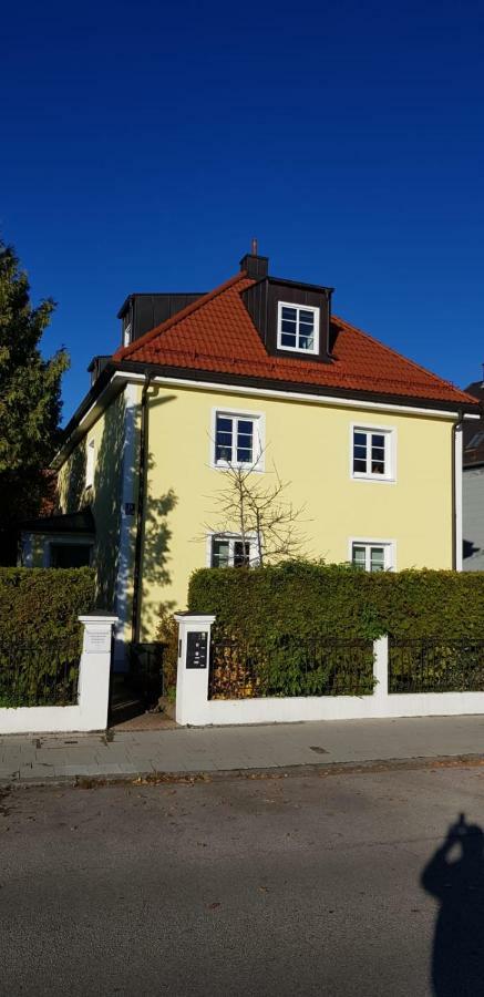 Helle Und Ruhige Dachgeschosswohnung Munchen Bagian luar foto